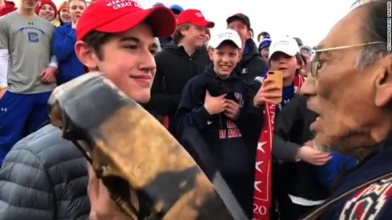 Donald Trump intervine în scandalul dintre elevii unui liceu și amerindieni – VIDEO