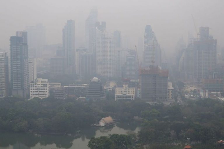 Smogul toxic închide sute de școli din Bangkok