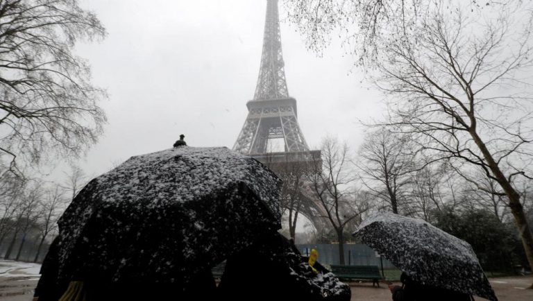 Turnul Eiffel este ÎNCHIS din cauza zăpezii