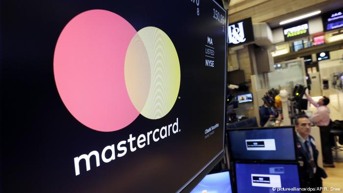 Visa şi Mastercard îşi suspendă operaţiunile în Rusia