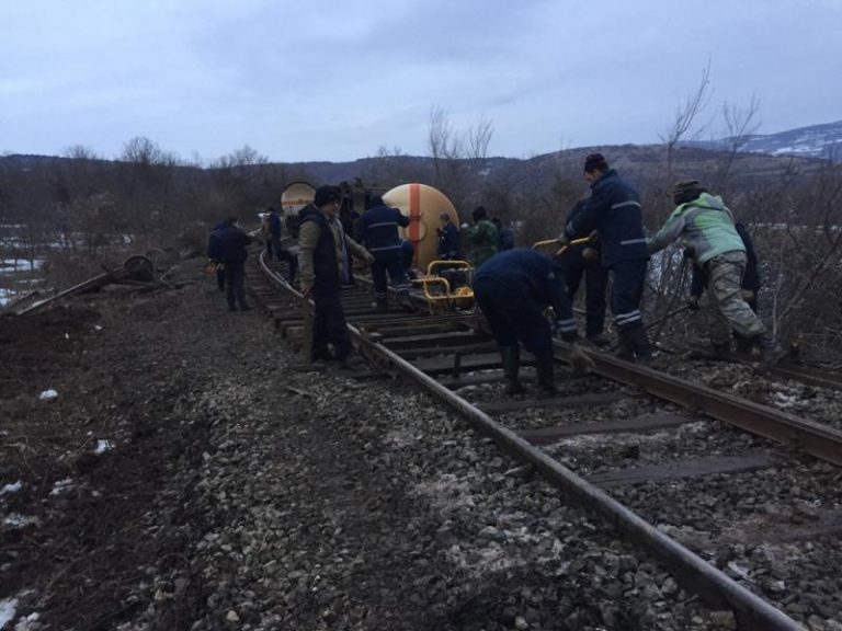 Un tren plin cu amoniac lichid a deraiat în Serbia. Sute de oameni au fost evacuaţi! – FOTO