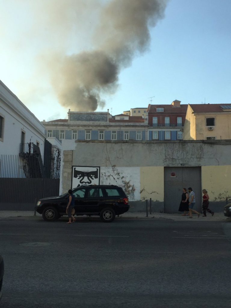 EXPLOZIE urmată de incendiu în Lisabona. Cinci turişti sunt răniţi