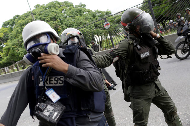 Opoziţia venezueleană acuză Poliţia că a percheziţionat ilegal sediul unui ONG care susţine ajutoarele umanitare