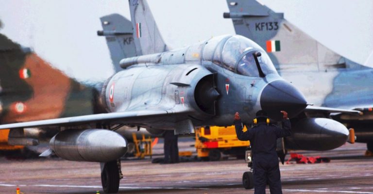 Un avion de vânătoare s-a prăbuşit în India. Ambii piloţi au murit! – VIDEO