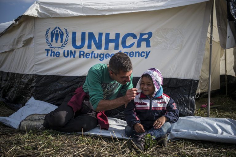 UNHCR solicită statelor să elimine barierele care pot împiedica accesul refugiaţilor la vaccinurile anti-covid