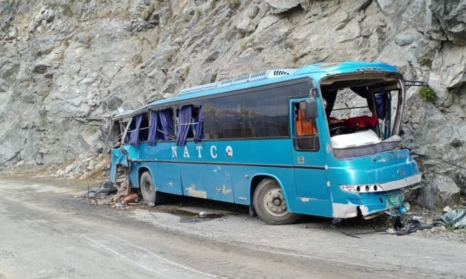 Un autobuz plin cu muncitori chinezi A SĂRIT în AER și s-a răsturnat într-o râpă din Pakistan (VIDEO). Cel puțin 10 oameni au murit!