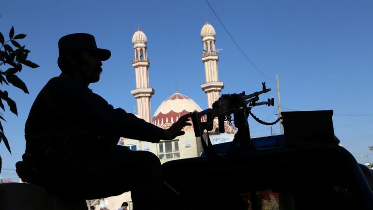 Civilii afgani vor fi înarmaţi pentru apărarea moscheilor