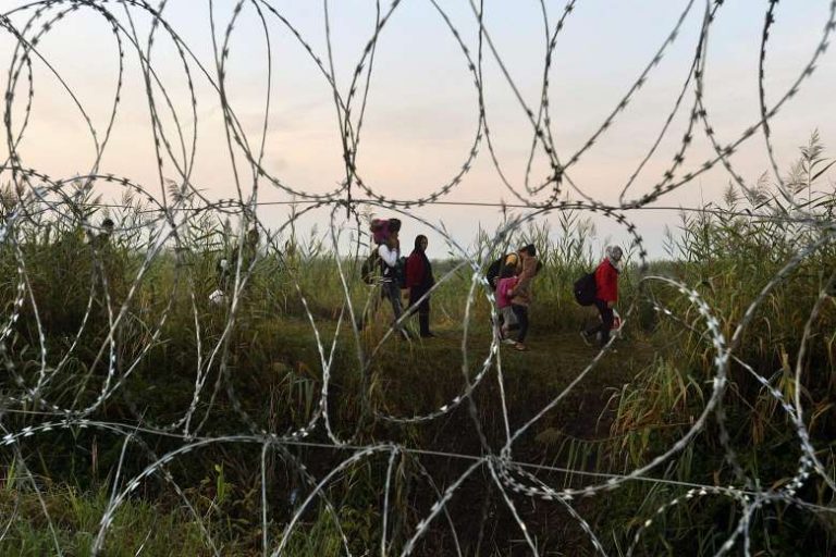 Sute de migranţi au fost arestaţi la frontiera dintre Serbia şi Ungaria