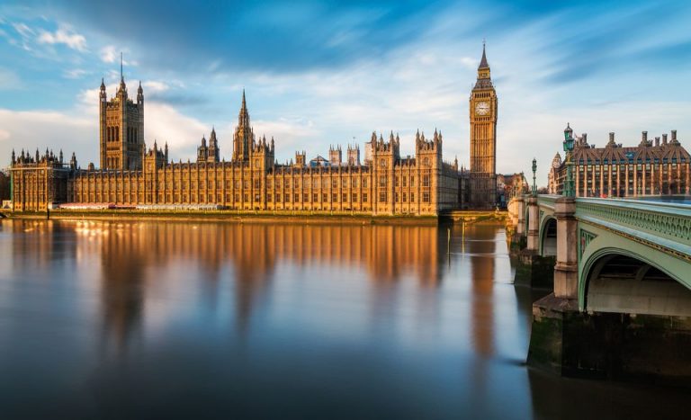 Un deputat britanic vrea să transforme clădirea Parlamentului într-un hotel de lux