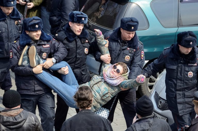 Rusia: Peste 100 de arestări în cursul unor manifestaţii de 1 Mai