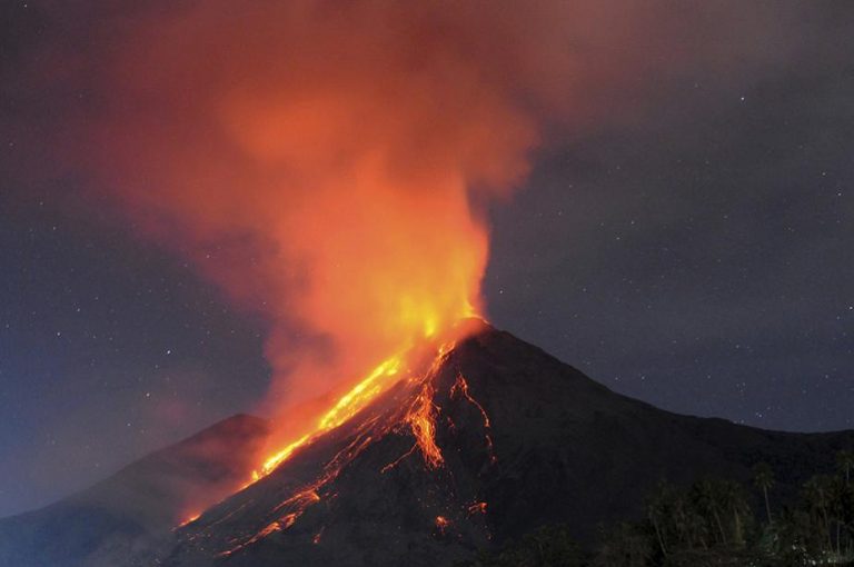 Un vulcan din Indonezia a erupt cu putere. Autoritățile au decretat starea de urgență