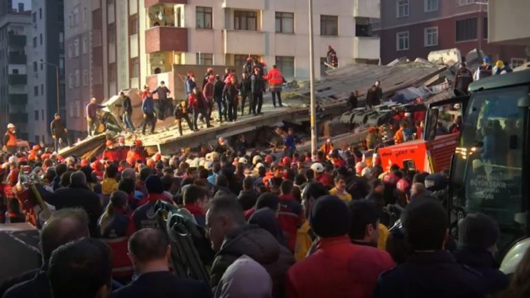 Trei oameni au fost arestați după prăbușirea blocului de locuințe din Istanbul