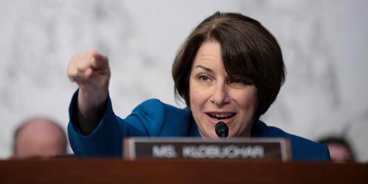 Senatoarea americană Amy Klobuchar se retrage de pe lista potenţialilor candidaţi democraţi la postul de vicepreşedinte
