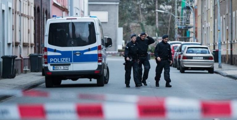 Douăzeci de actuali sau foşti poliţişti din oraşul german Frankfurt, suspectaţi de difuzare de propagandă neonazistă
