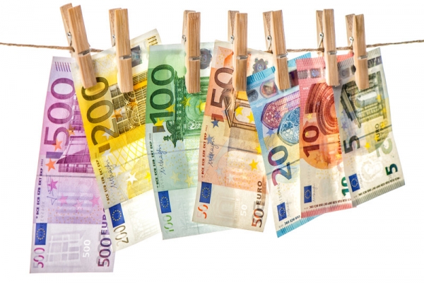 Comisia Europeană a publicat ‘lista neagră’ a paradisurilor fiscale folosite pentru spălarea banilor