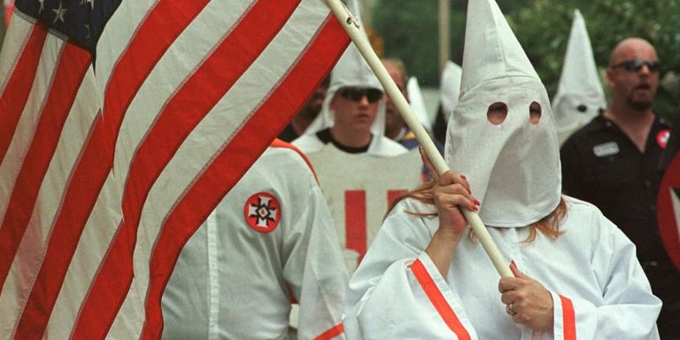 DEMISIA! Un editorialist american este forțat să renunțe la job după apologia Ku Klux Klan-ului