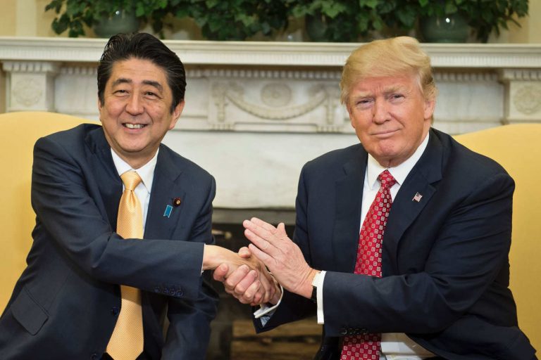Shinzo Abe merge pe mâna lui Trump şi susţine politica americană în problema nord-coreeană