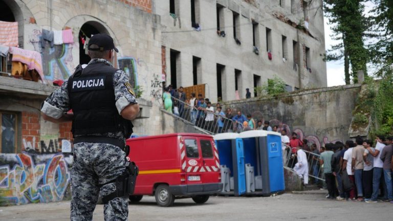 Nouă cetăţeni bosniaci, arestați pentru traficarea a peste 140 de migranţi