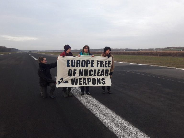Patru eurodeputaţi sunt reținuți într-o bază militară din Belgia