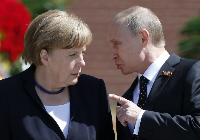 Merkel a vorbit cu Putin despre întoarcerea observatorilor ruşi în Ucraina