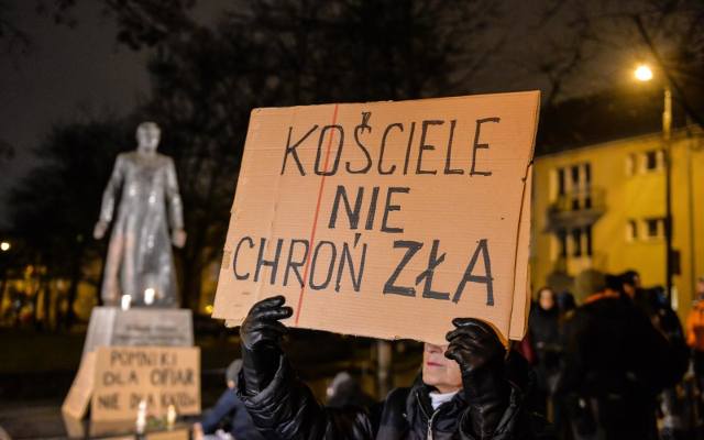 Polonia: Statuia unui fost preot pedofil a fost vandalizată și dărâmată de pe soclu- VIDEO