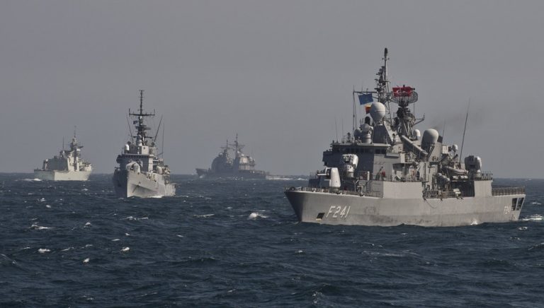 Pe fondul blocadei impuse de Rusia în Marea Neagră, NATO își încordează mușchii cu exerciții cu nave de război