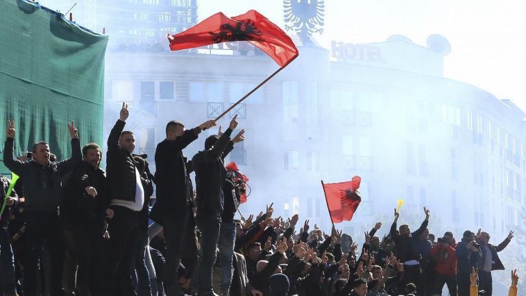 Proteste violente în fața parlamentului de la Tirana: Poliţia a intervenit cu gaze lacrimogene