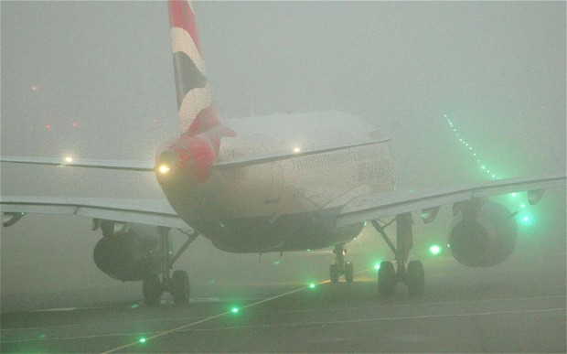 Ceața densă a dat peste cap traficul aerian în aeroporturile londoneze