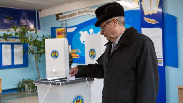 Cetăţenii cu drept de vot din Republica Moldova, aşteptaţi la urne pentru al doilea tur al alegerilor generale