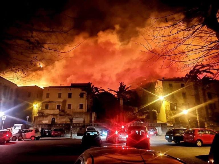 Pompierii francezi se luptă cu un incendiu de proporții apocaliptice – VIDEO