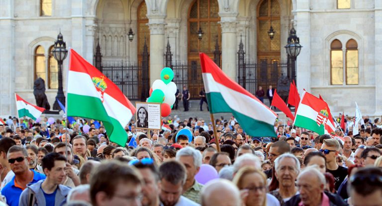 Tot mai mulţi unguri PLEACĂ din Ungaria!De cinci ani nu au emigrat atât de mulți