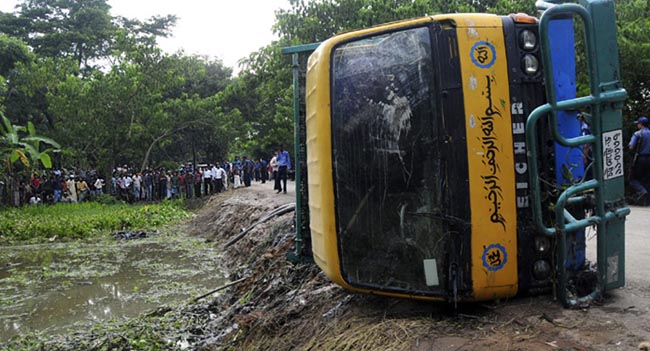 Cel puţin 9 morţi după ce un camion plin cu provizii alimentare s-a răsturnat în Bangladesh