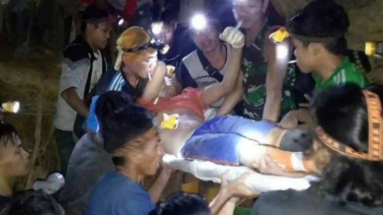 16 oameni au murit după prăbuşirea unei mine de aur în Indonezia