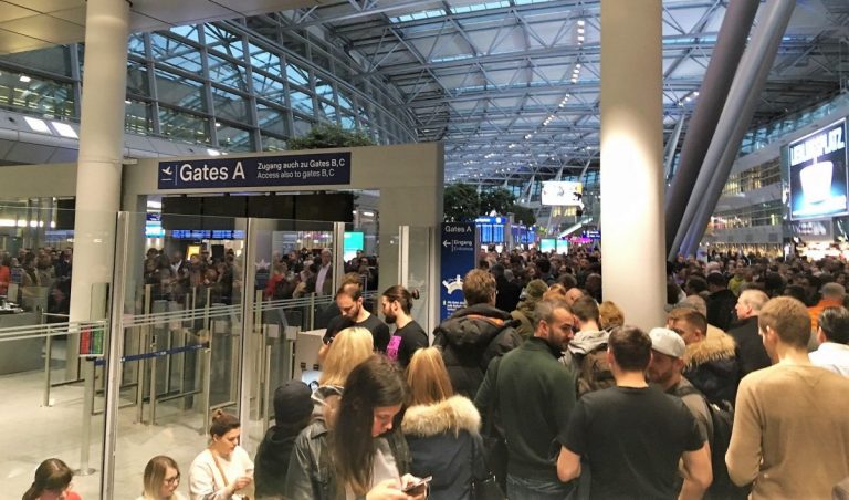 HAOS pe aeroportul din Düsseldorf! Pasagerii non-UE au folosit intrarea destinată europenilor – FOTO