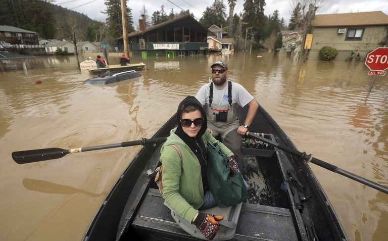 Inundaţiile fac ravagii în California: O persoană a murit, mii de case inundate şi zeci de mii de oameni evacuaţi – VIDEO