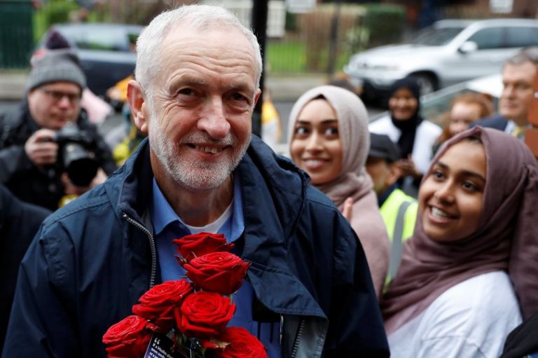 Jeremy Corbyn a fost lovit în cap cu un ou în timp ce vizita o moschee din Londra
