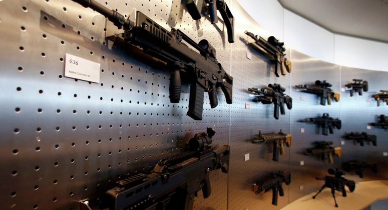 Un organism global de standardizare aprobă crearea unui nou cod comercial pentru vânzătorii de arme de foc