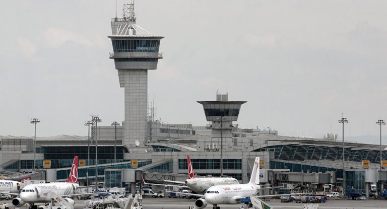 Un avion S-A PRĂBUŞIT pe cel mai mare aeroport din Turcia. UPDATE: Toate decolările şi aterizările au revenit la normal după stingerea incendiului