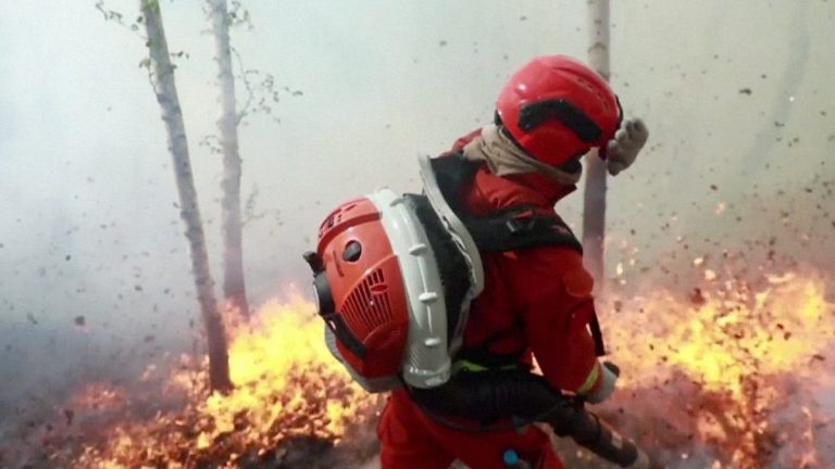 China – Incendiul în care şi-au pierdut viaţa 30 de persoane a reizbucnit din cauza vântului intens