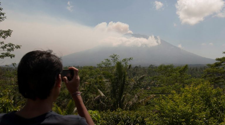 Vulcanul Agung continuă să scoată cenuşă. Aeroportul din Bali rămâne deschis