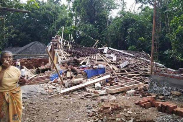 Cutremur urmat de o alunecare de teren în Indonezia: Trei turiști au murit!