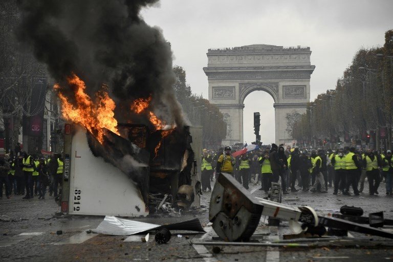 Macron vrea să interzică complet manifestațiile pe Champs Elysees