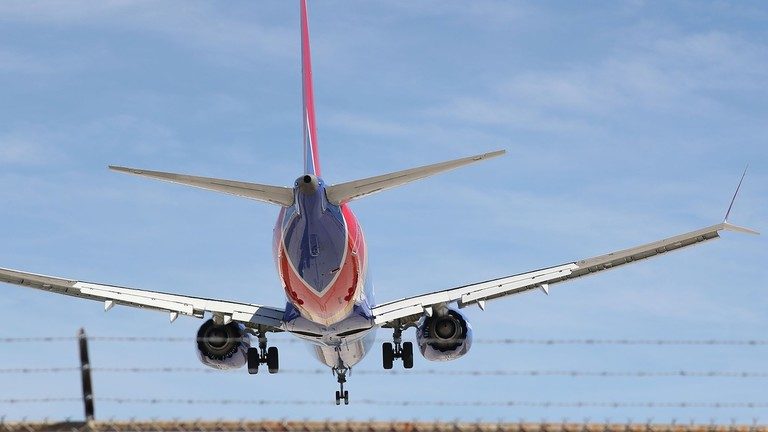 VIDEO – Noi probleme pentru Boeing! Un avion a coborât în picaj de la peste 8.000 de metri