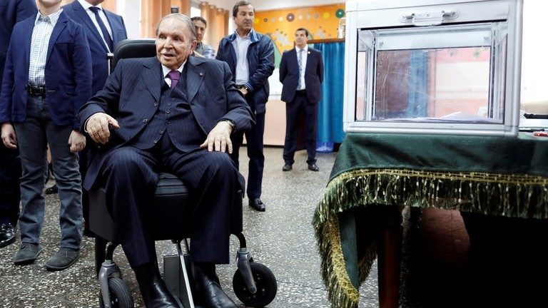 Contestat în stradă şi părăsit de armată, Abdelaziz Bouteflika A DEMISIONAT!
