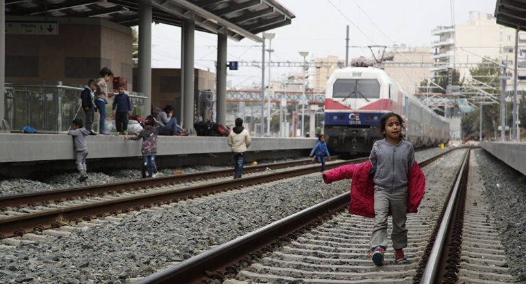 Cea mai mare gară din Atena, BLOCATĂ de sute de migranți – VIDEO