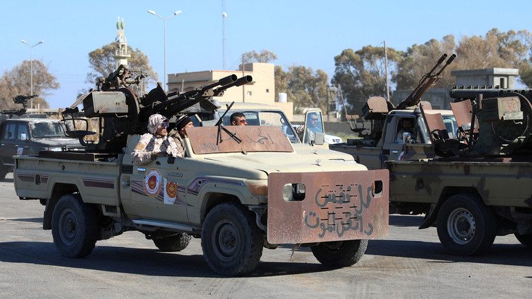 Guvernul paralel instalat în estul Libiei ameninţă cu blocarea exporturilor petroliere