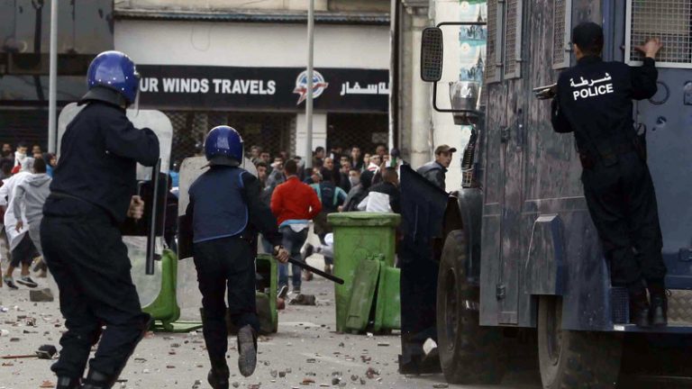 Poliţia algeriană încearcă să blocheze cu gaze lacrimogene o manifestație a studenților