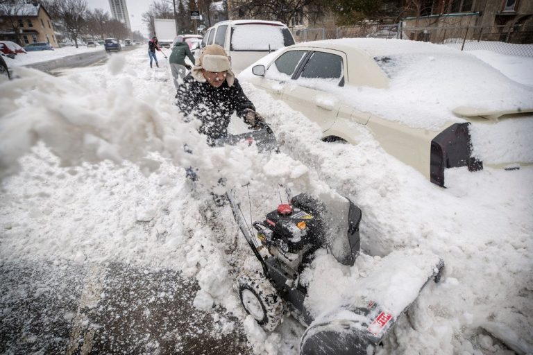 În mijlocul primăverii, americanii se pregătesc să dea piept cu o furtună de iarnă, ‘potențial istorică’