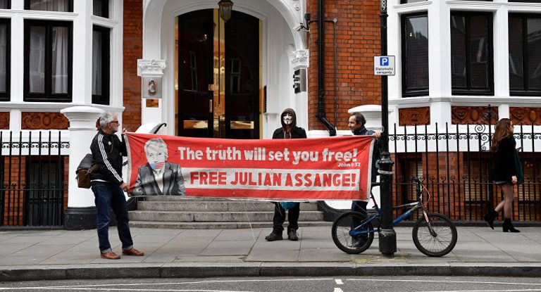 Julian Assange a fost SPIONAT în ambasada Ecuadorului din Londra