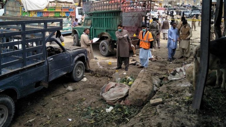 Patru morţi şi 11 răniţi într-un atac cu bombă asupra unei dube a poliţiei în vestul Pakistanului